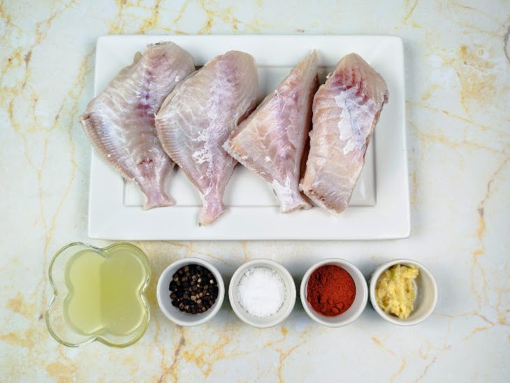 ingredientes sobre a mesa para fazer peixe-porquinho na air fryer