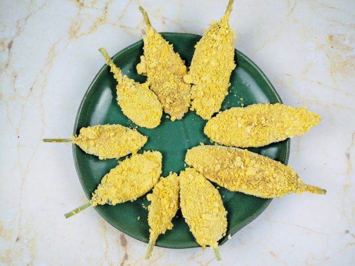 Um prato contendo folhas de peixinhos da horta empanadas.