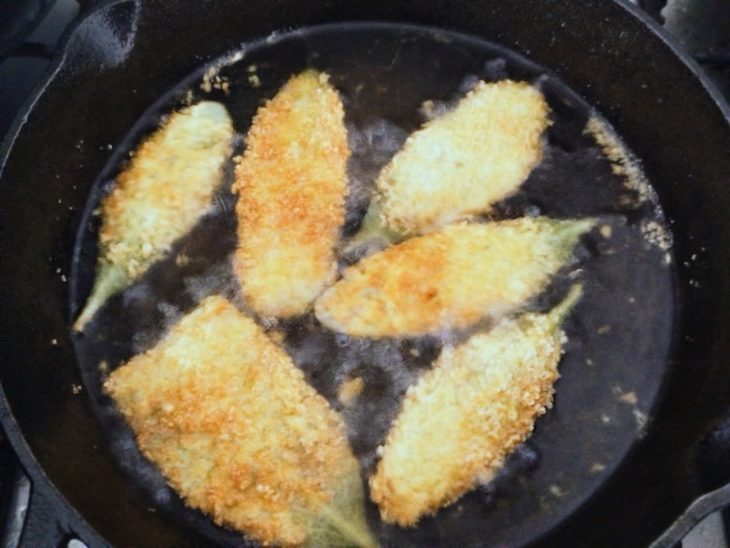 Peixinhos da horta sendo fritos no óleo quente.