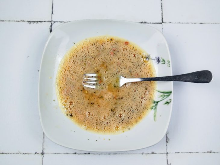 Um prato contendo a mistura de ovos, sal, açafrão e lemon pepper.