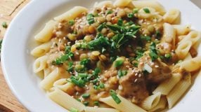 Penne com lentilha ao molho branco