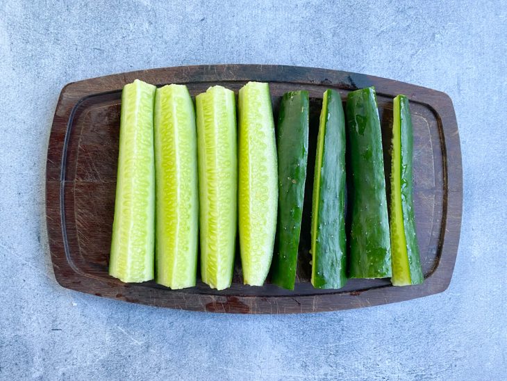 Uma tábua com o pepino cortado em tiras.