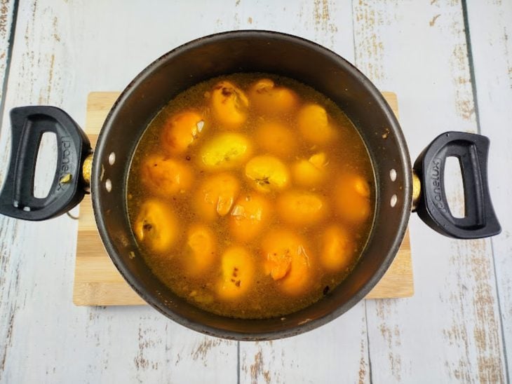 panela com pequi cozinhando