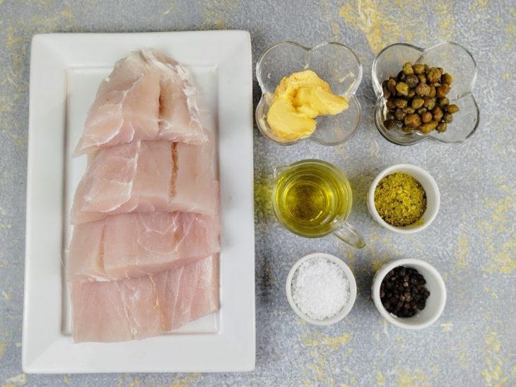 ingredientes reunidos para fazer pescada grelhada amarela