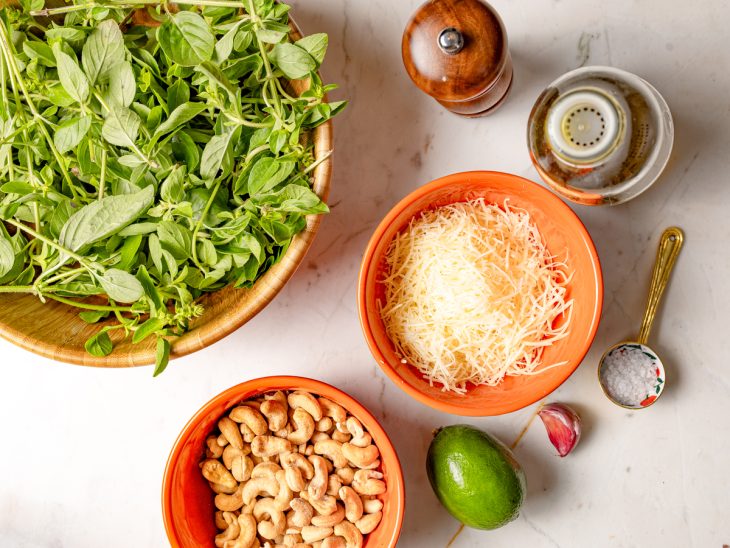 Ingredientes para o pesto de manjericão.