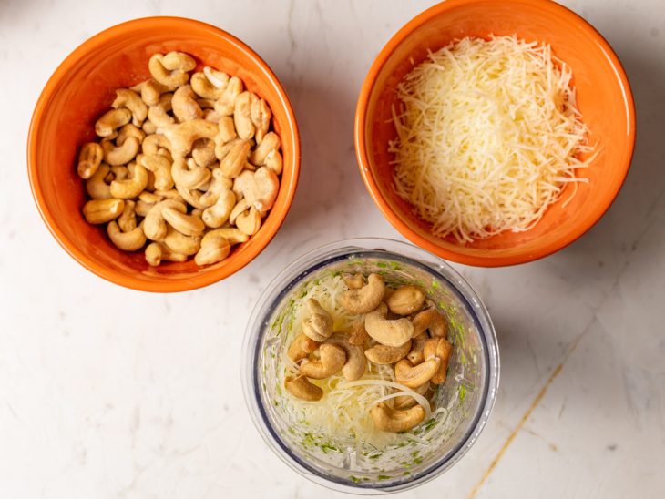 Castanhas e queijo em recipientes.