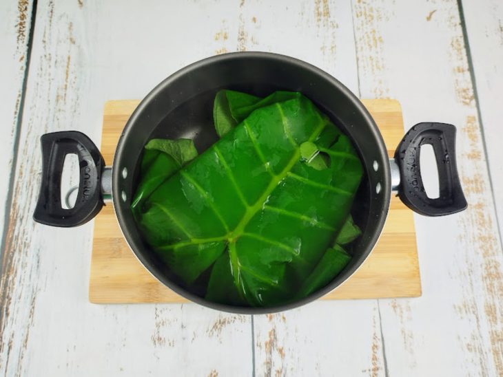 panela com folha de taioba