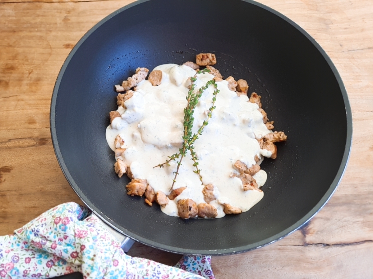 Picadinho suíno ao molho gorgonzola