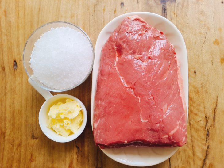 Ingredientes separados para o preparo da picanha assada com sal grosso