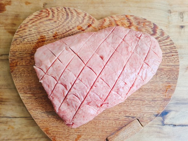 picanha crua com cortes quadriculados sobre a capa de gordura