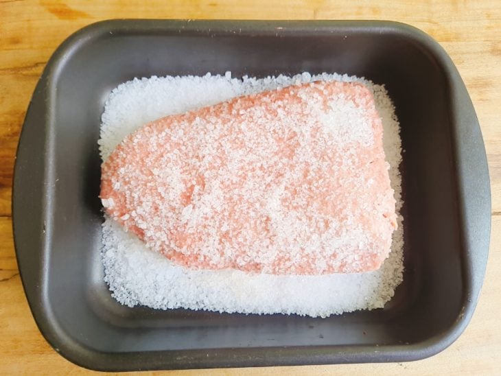 picanha na cama de sal, com sal grosso salpicado por cima