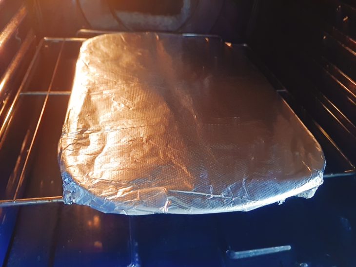 picanha no forno, com a forma coberta por papel alumínio