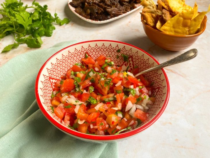 Uma tigela com pico de gallo.