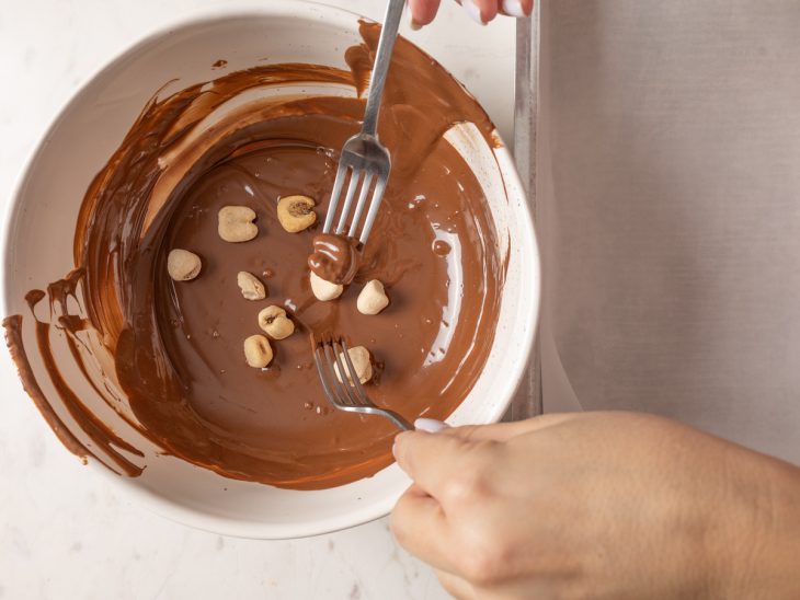 recipiente com chocolate derretido e pipoca