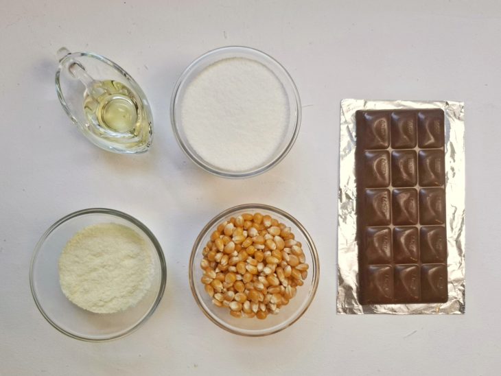 Ingredientes para a receita de pipoca de chocolate.