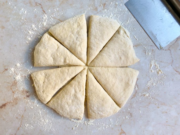 massa de pão dividida em 8 porções