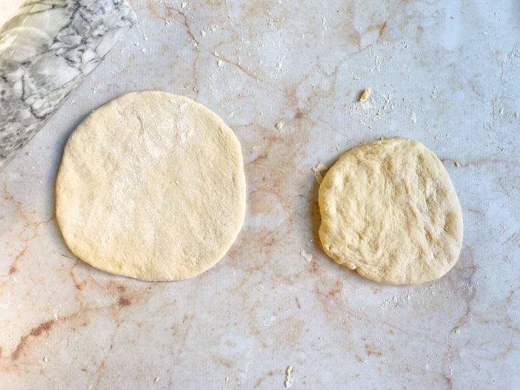 pão pita ainda cru e aberto sobre a bancada