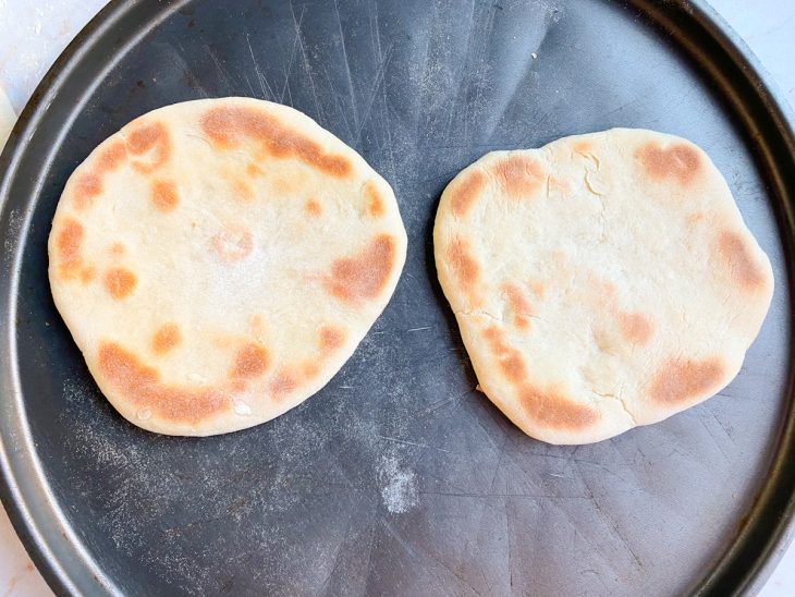 forma com 2 pães pitas assados