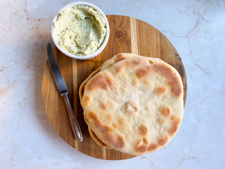 pão pita servido com homus