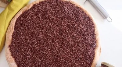 Pizza de brigadeiro de doce de leite com chocolate