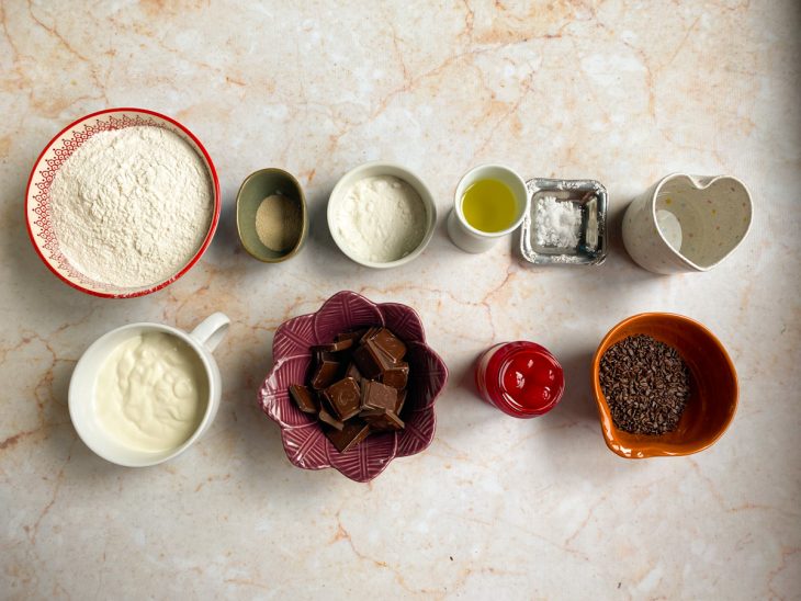 Ingredientes da pizza de chocolate reunidos em uma bancada