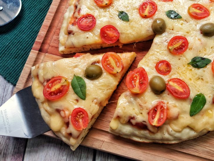 Uma tábua contendo pizza de liquidificador.