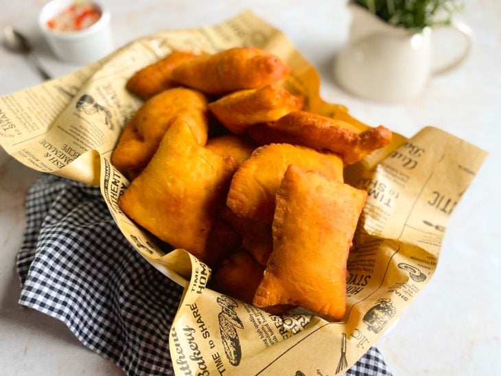 Pizza frita pronta para consumo.