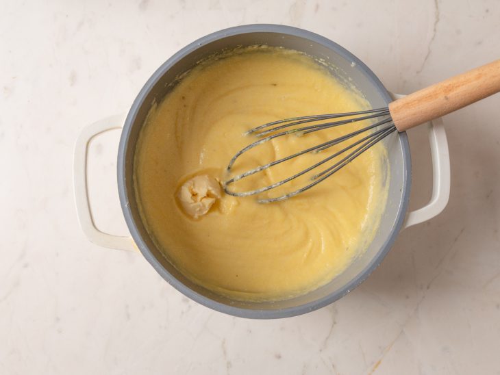 Adição de manteiga na panela com polenta.