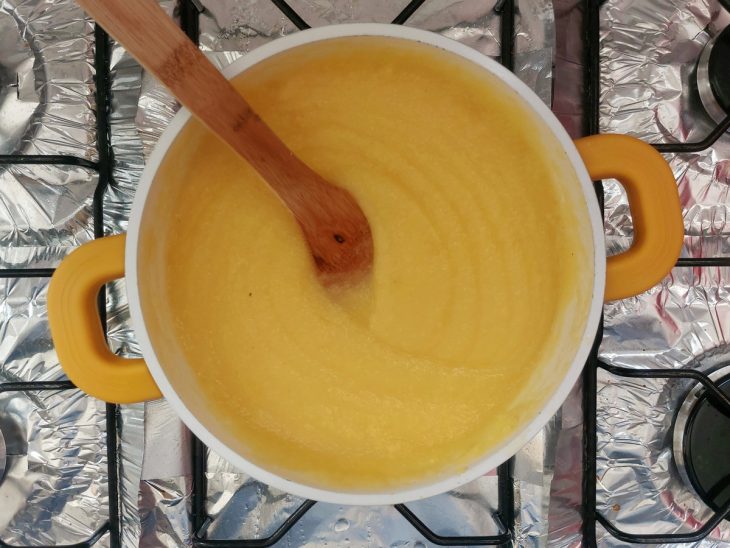 Uma panela com polenta.