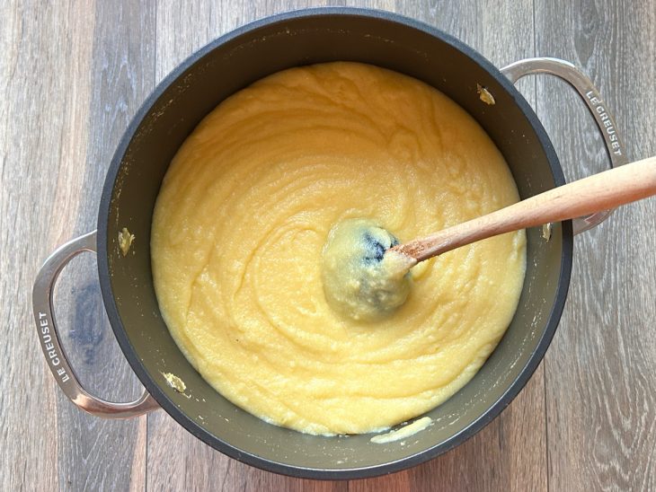 Polenta no ponto em uma panela.