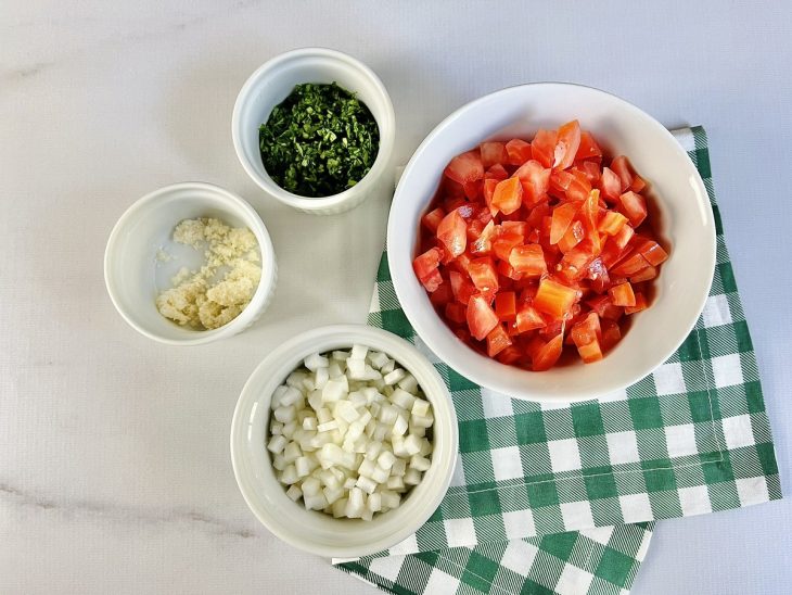 recipiente com tomate, alho e cebola picados