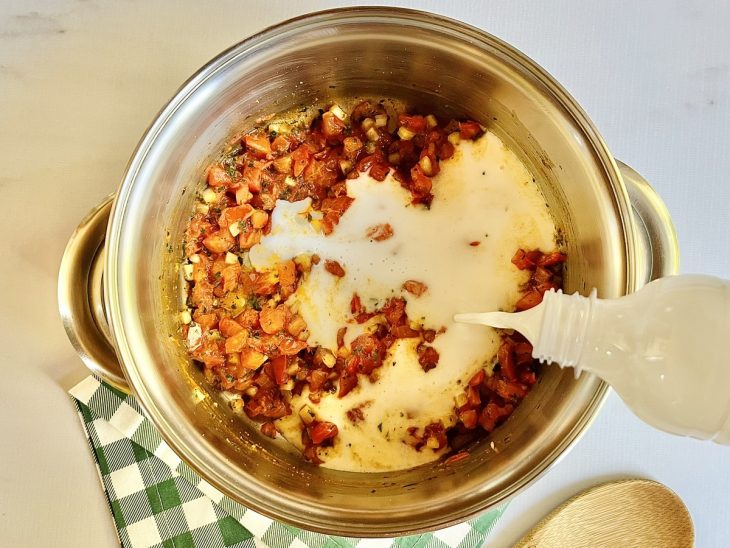 panela com molho para o porquinho ao leite de coco