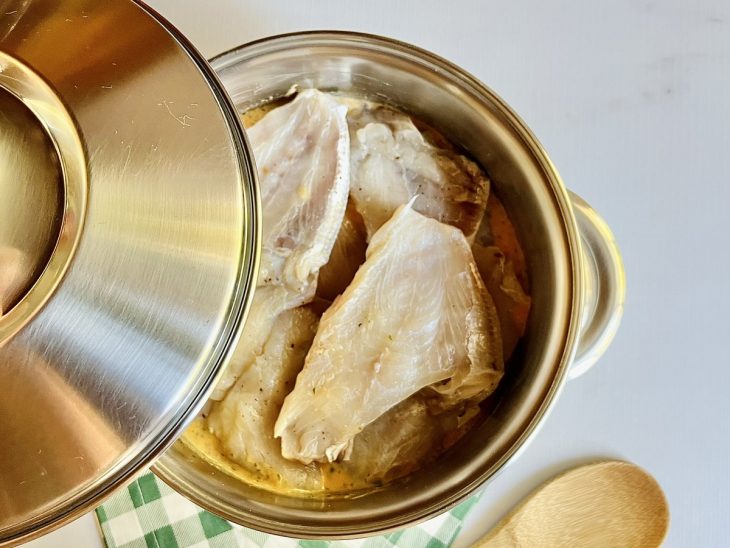 panela com o porquinho ao leite de coco em processo de cozimento