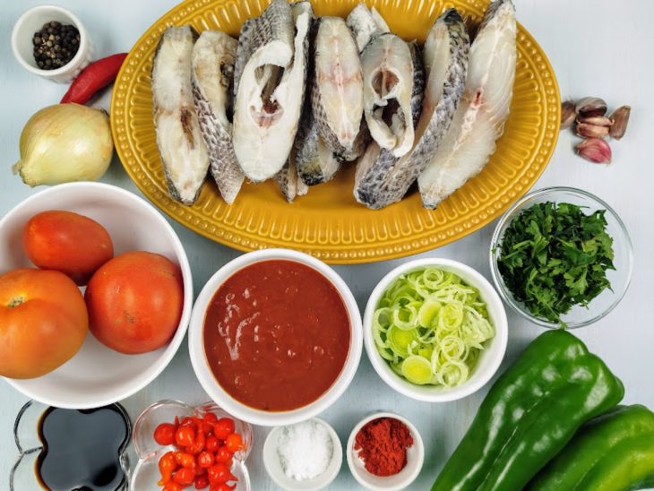 ingredientes reunidos para fazer posta de tilápia ao molho