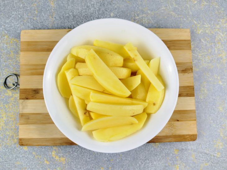 Batatas cortadas em tiras grossas.