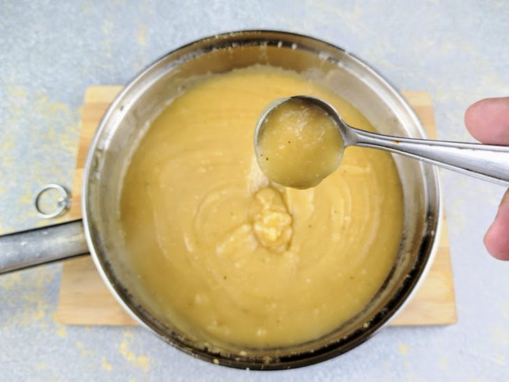 Caldo de galinha e de carne incorporados e temperado com sal e pimenta-do-reino.