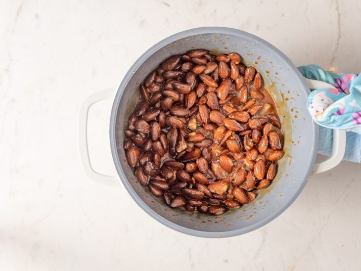 Amêndoas caramelizadas em uma panela.