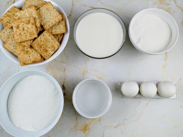 ingredientes reunidos para fazer pudim de cream cracker