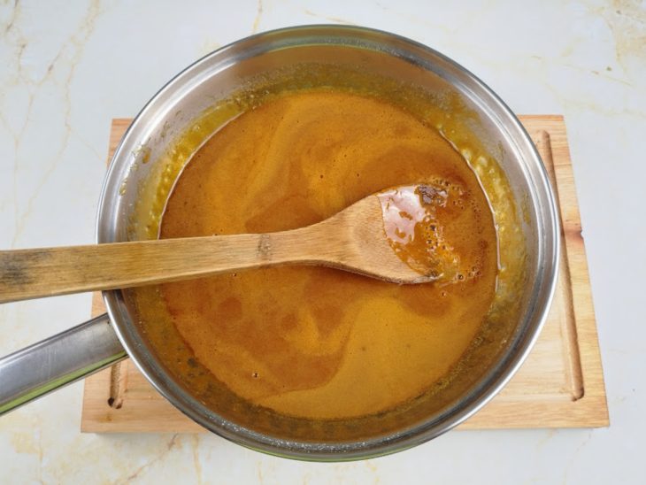 panela com calda de açúcar para pudim