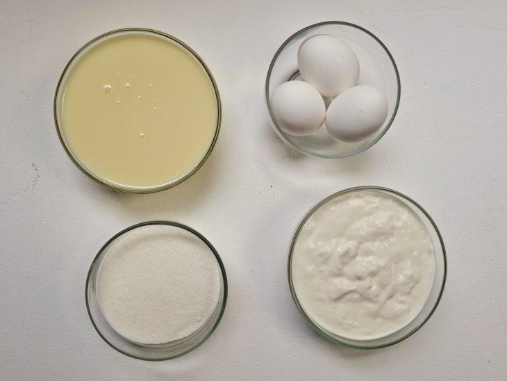 Ingredientes para a receita de pudim de leite condensado e creme de leite.