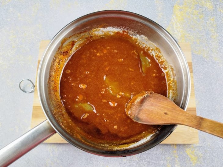 calda de pudim cozinhando no forno