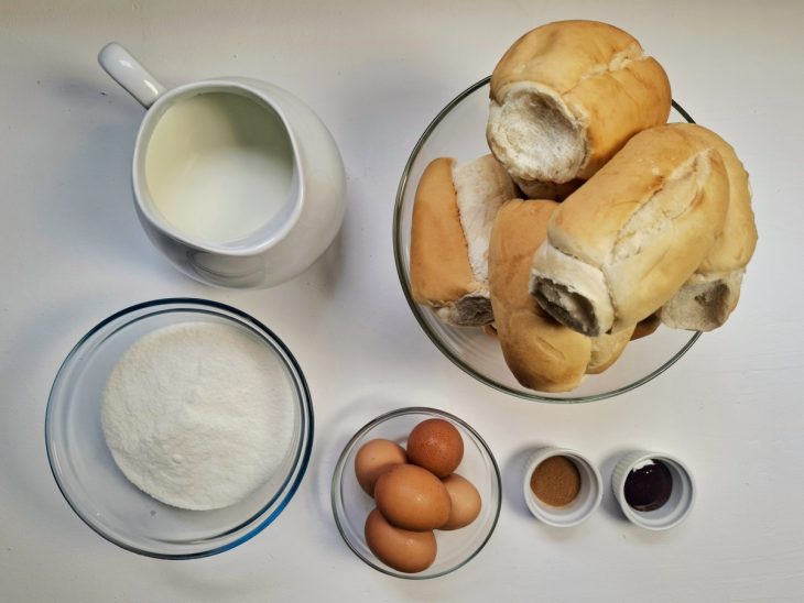 ingredientes reunidos para fazer pudim de pão à moda antiga