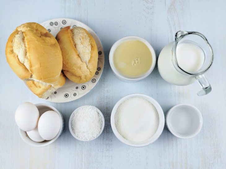 ingredientes reunidos para fazer pudim de pão amanhecido