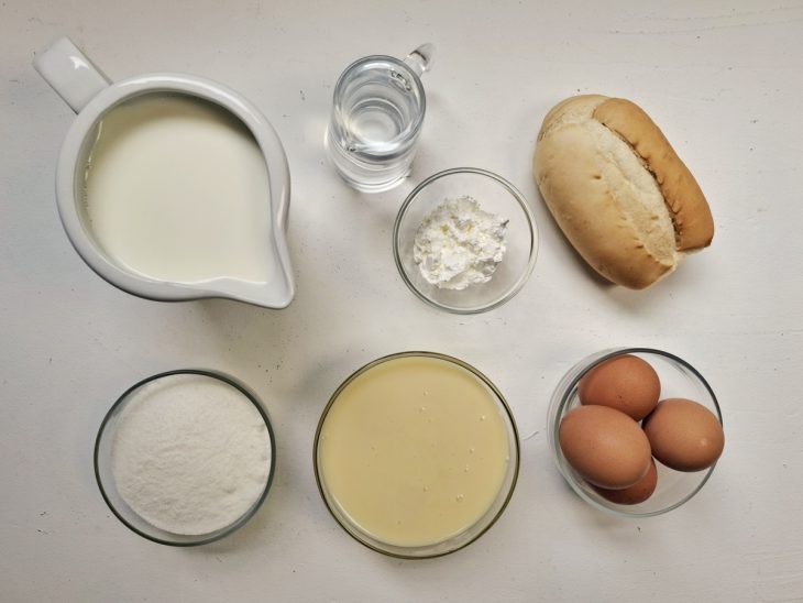 Ingredientes para a receita de pudim de pão.