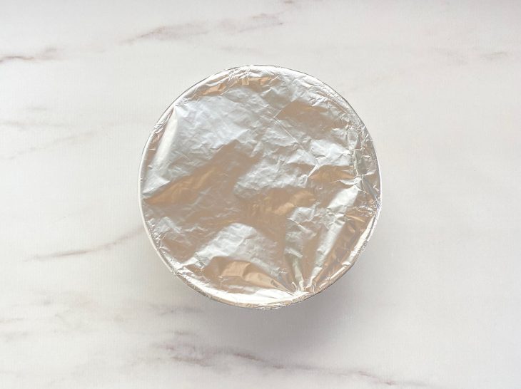 Uma forma coberta com papel-alumínio.