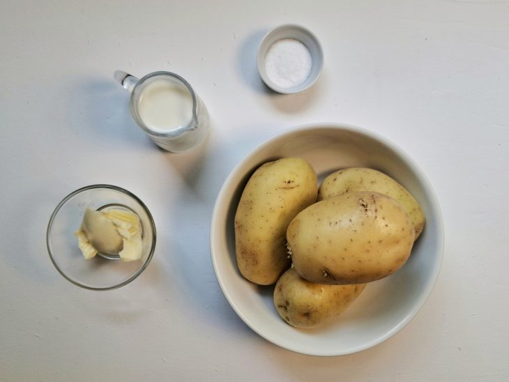 ingredientes reunidos para fazer purê de batata com leite de coco