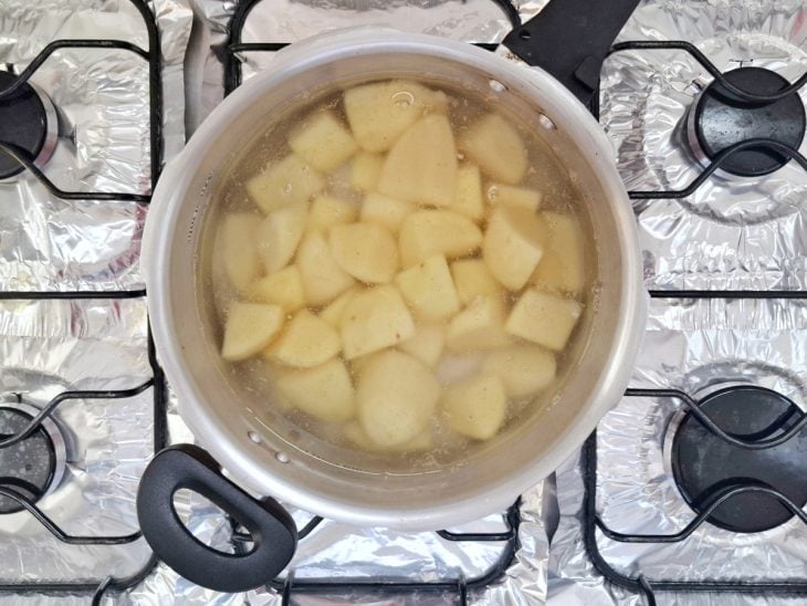 pedaços de batata cozinhando na panela