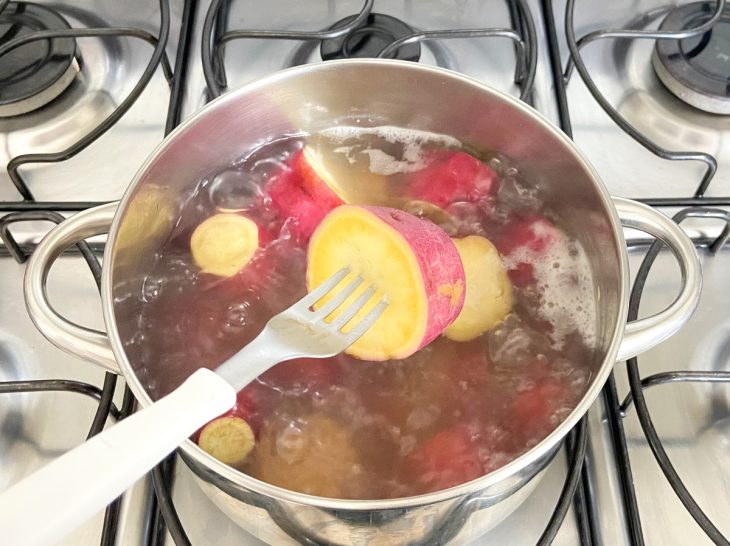 Rodelas de batata-doce em uma panela com água