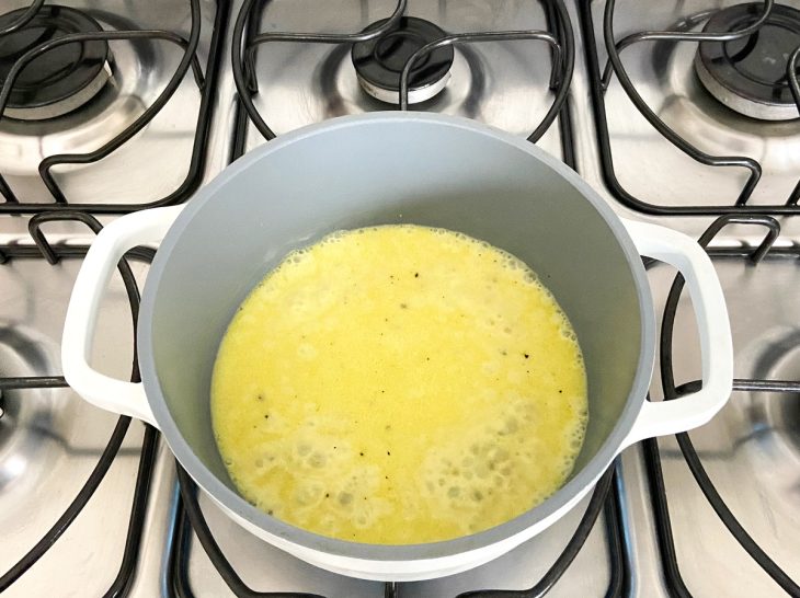 Pimenta-do-reino, leite de coco, açafrão e sal adicionados na panela