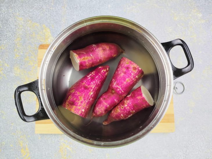 panela com batata-doce coberta por água